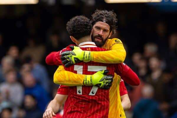 LONDON, ENGLAND - Sunday, May 4, 2025: Liverpool's Curtis Jones, goalkeeper Alisson Becker during the FA Premier League match between Chelsea FC and Liverpool FC at Stamford Bridge. (Photo by David Rawcliffe/Propaganda)